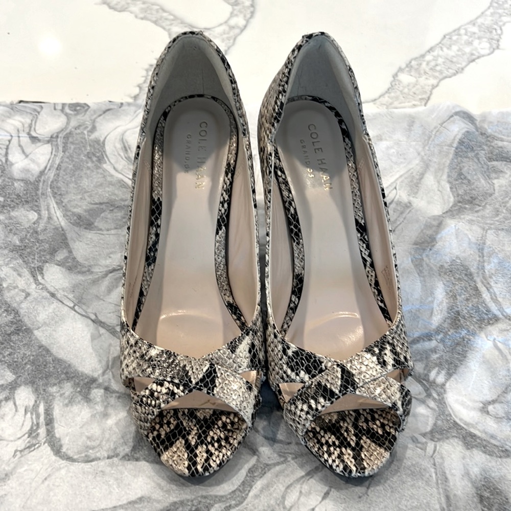 Cole Haan pump 👠 - snakeskin pattern, size 5.5 and 3 inches heel